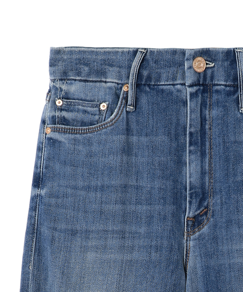 MOTHER DENIM(マザーデニム)の「MOTHER クロップドフレアデニムパンツ(デニムパンツ・レディース・ブルー・23/24)」の17枚目の写真