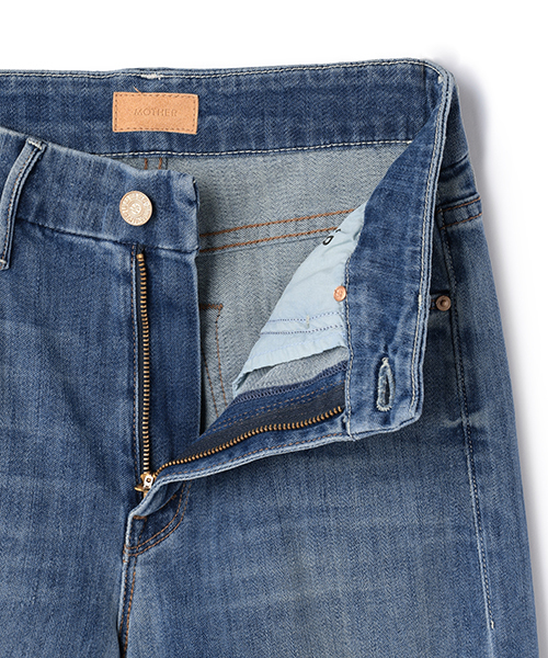 MOTHER DENIM(マザーデニム)の「MOTHER クロップドフレアデニムパンツ(デニムパンツ・レディース・ブルー・23/24)」の18枚目の写真