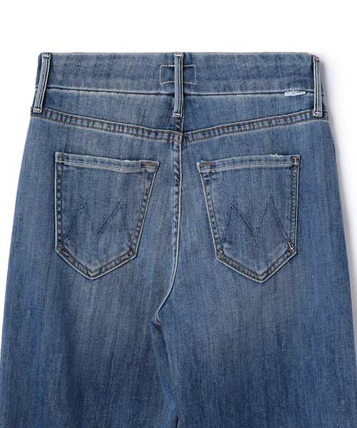 MOTHER DENIM(マザーデニム)の「MOTHER クロップドフレアデニムパンツ(デニムパンツ・レディース・ブルー・23/24)」の19枚目の写真