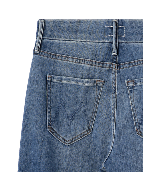 MOTHER DENIM(マザーデニム)の「MOTHER クロップドフレアデニムパンツ(デニムパンツ・レディース・ブルー・23/24)」の20枚目の写真