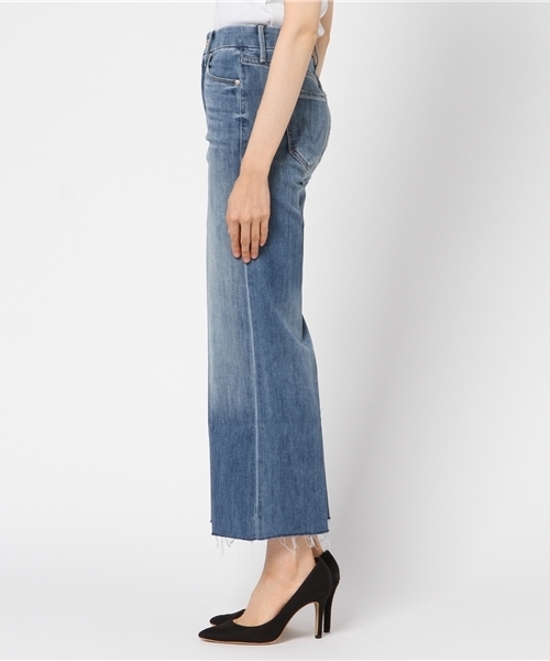 MOTHER DENIM(マザーデニム)の「MOTHER クロップドフレアデニムパンツ(デニムパンツ・レディース・ブルー・23/24)」の3枚目の写真