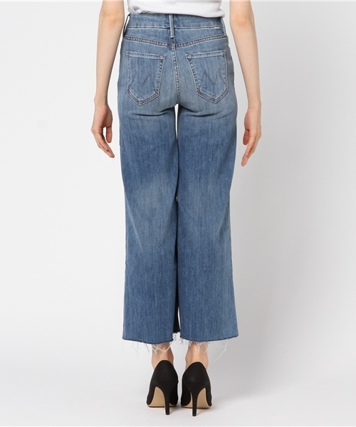 MOTHER DENIM(マザーデニム)の「MOTHER クロップドフレアデニムパンツ(デニムパンツ・レディース・ブルー・23/24)」の4枚目の写真