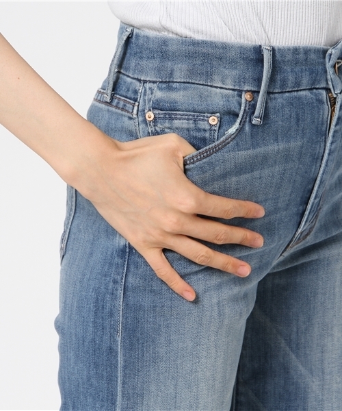 MOTHER DENIM(マザーデニム)の「MOTHER クロップドフレアデニムパンツ(デニムパンツ・レディース・ブルー・23/24)」の7枚目の写真
