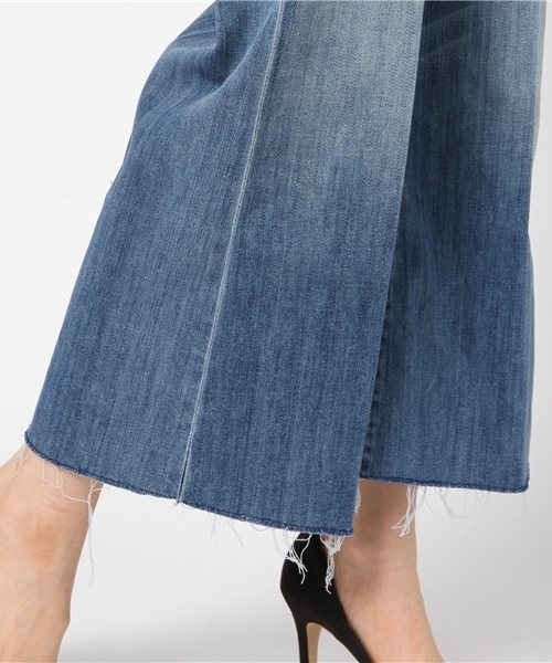 MOTHER DENIM(マザーデニム)の「MOTHER クロップドフレアデニムパンツ(デニムパンツ・レディース・ブルー・23/24)」の8枚目の写真