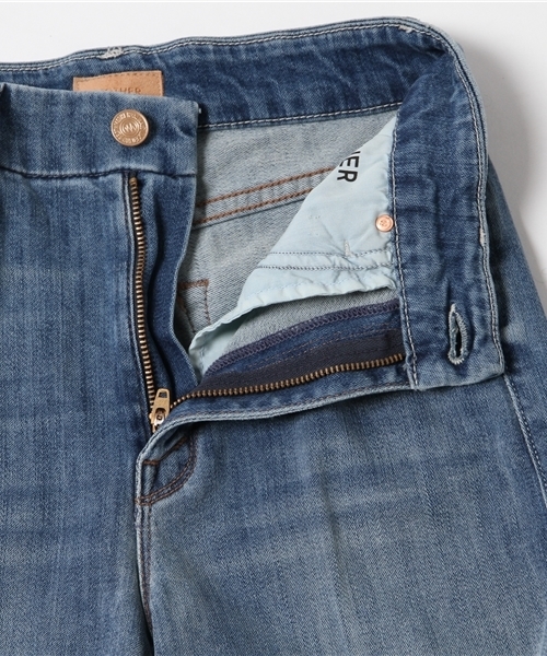 MOTHER DENIM(マザーデニム)の「MOTHER クロップドフレアデニムパンツ(デニムパンツ・レディース・ブルー・23/24)」の10枚目の写真
