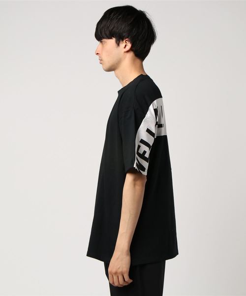 STYLEBLOCK(スタイルブロック)の「後見頃切替ロゴプリントビッグシルエット半袖Tシャツ(Tシャツ/カットソー・メンズ・ブラック/オフホワイト/レッド・L/M)」の4枚目の写真