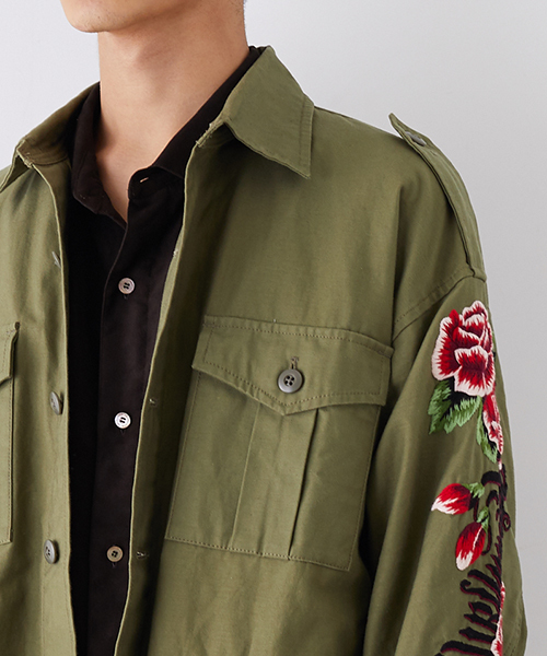 Iroquois（イロコイ）の「【Iroquois】REDROSE EMBROIDARY（ミリタリージャケット・メンズ・カーキ/ブラック・2/1）」の9枚目の写真