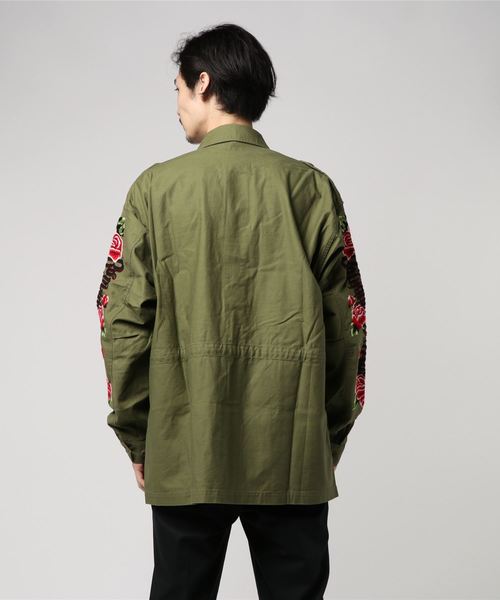 Iroquois（イロコイ）の「【Iroquois】REDROSE EMBROIDARY（ミリタリージャケット・メンズ・カーキ/ブラック・2/1）」の3枚目の写真