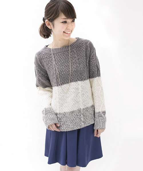 NANO universe（ナノユニバース）の「3段配色ケーブルニットプルオーバー L/S（ニット/セーター・レディース・ブラック/グレー・FREE）」の2枚目の写真