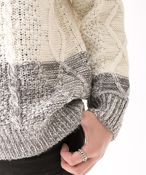 NANO universe（ナノユニバース）の「3段配色ケーブルニットプルオーバー L/S（ニット/セーター・レディース・ブラック/グレー・FREE）」の6枚目の写真
