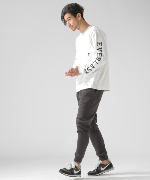 EVERLAST(スポーツ・ライフスタイル)(エバーラスト)の「【EVERLAST(エバーラスト)】別注ソデロゴL/S TEE(Tシャツ/カットソー・メンズ・ホワイト/グレー/ブラック・MEDIUM/LARGE/SMALL)」の4枚目の写真
