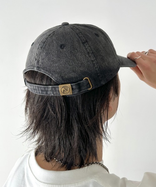 newhattan(ニューハッタン)の「newhattan(ニューハッタン) / STONE WASHED TWILL CAP ウォッシュドツイルローキャップ/無地/ワンポイント/ユニセックス(キャップ・メンズ・ホワイト/ブラック/ダークグリーン/ダークブラウン/カーキ/パープル/ネイビー/グレー/オリーブ/ライム/ゴールド/オレンジ/グレー系その他/ベージュ系その他/グリーン系その他/パープル系その他/バーガンディー/ロイヤルブルー/ワイン/ライトベージュ/チャコール/フューシャピンク/コーラルピンク/ダークオレンジ/オレンジ系その他/ダークブルー/ダークブラック/ライトブラック/ライトインディゴブルー・FREE)」の4枚目の写真