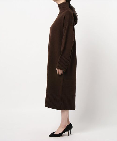 HONEYSUCKLE ROSE（ハニーサックルローズ）の「【HONEYSUCKLE ROSE】タートルスリットワンピース（ニット/セーター・レディース・ベージュ/ブラウン/ピンク・M/L）」の4枚目の写真