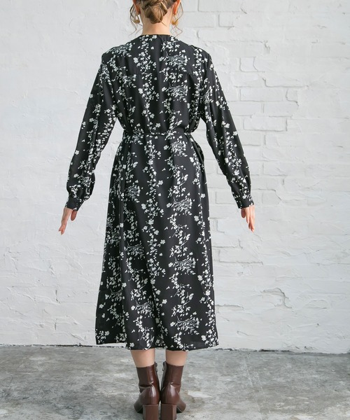 Newlyme（ニューリーミー）の「カシュクール花柄ワンピース（ワンピース・レディース・ブラック/ホワイト・FREE）」の3枚目の写真