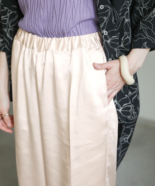 select MOCA（セレクトモカ）の「2021 SS ヴィンテージサテンセンタープレスストレートリラックスパンツ（その他パンツ・レディース・ベージュ/サックスブルー/イエロー/アイボリー・FREE）」の5枚目の写真