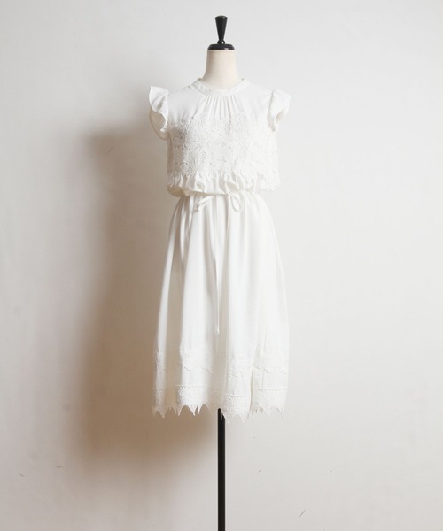 tocco closet（トッコ　クローゼット）の「ウエストりぼん付き肩フリルレース装飾シフォンワンピース（ワンピース・レディース・ホワイト/ブラック・M）」の13枚目の写真