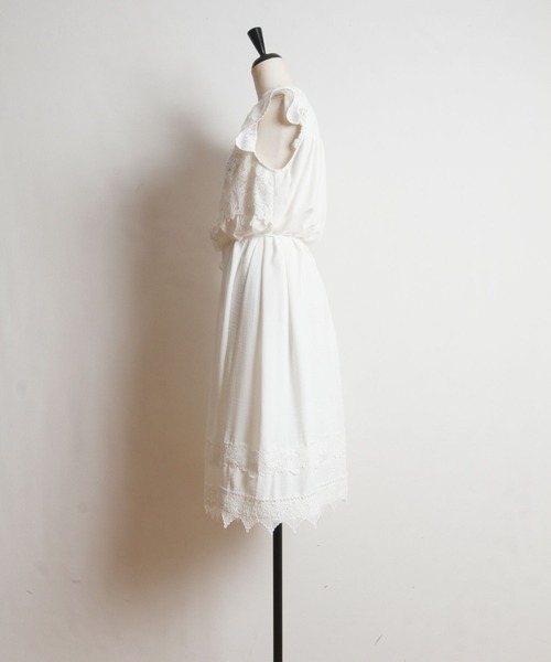 tocco closet（トッコ　クローゼット）の「ウエストりぼん付き肩フリルレース装飾シフォンワンピース（ワンピース・レディース・ホワイト/ブラック・M）」の18枚目の写真