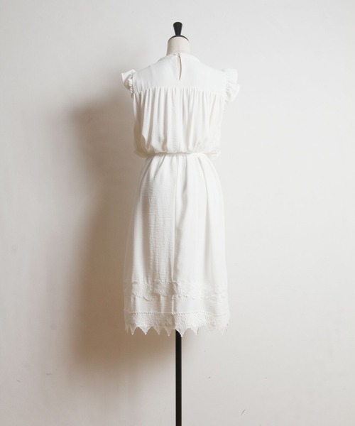 tocco closet（トッコ　クローゼット）の「ウエストりぼん付き肩フリルレース装飾シフォンワンピース（ワンピース・レディース・ホワイト/ブラック・M）」の20枚目の写真