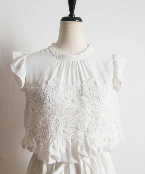 tocco closet（トッコ　クローゼット）の「ウエストりぼん付き肩フリルレース装飾シフォンワンピース（ワンピース・レディース・ホワイト/ブラック・M）」の5枚目の写真