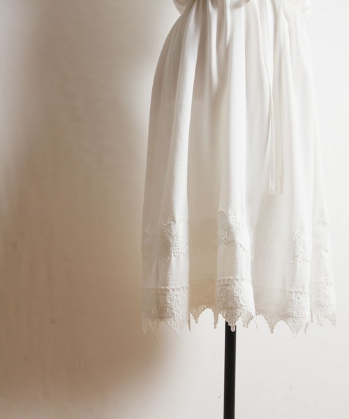 tocco closet（トッコ　クローゼット）の「ウエストりぼん付き肩フリルレース装飾シフォンワンピース（ワンピース・レディース・ホワイト/ブラック・M）」の16枚目の写真