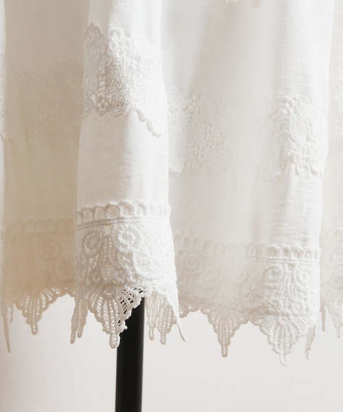 tocco closet（トッコ　クローゼット）の「ウエストりぼん付き肩フリルレース装飾シフォンワンピース（ワンピース・レディース・ホワイト/ブラック・M）」の21枚目の写真