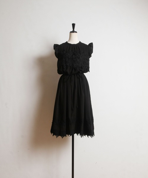 tocco closet（トッコ　クローゼット）の「ウエストりぼん付き肩フリルレース装飾シフォンワンピース（ワンピース・レディース・ホワイト/ブラック・M）」の7枚目の写真