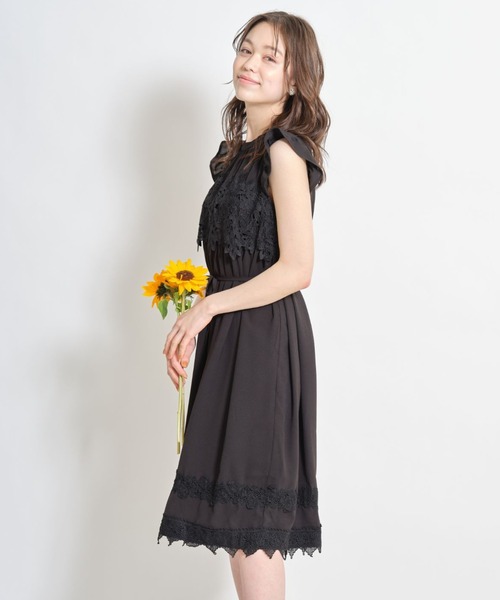 tocco closet（トッコ　クローゼット）の「ウエストりぼん付き肩フリルレース装飾シフォンワンピース（ワンピース・レディース・ホワイト/ブラック・M）」の4枚目の写真