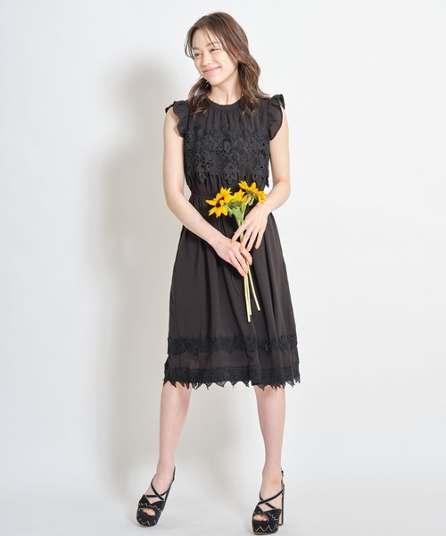 tocco closet（トッコ　クローゼット）の「ウエストりぼん付き肩フリルレース装飾シフォンワンピース（ワンピース・レディース・ホワイト/ブラック・M）」の9枚目の写真
