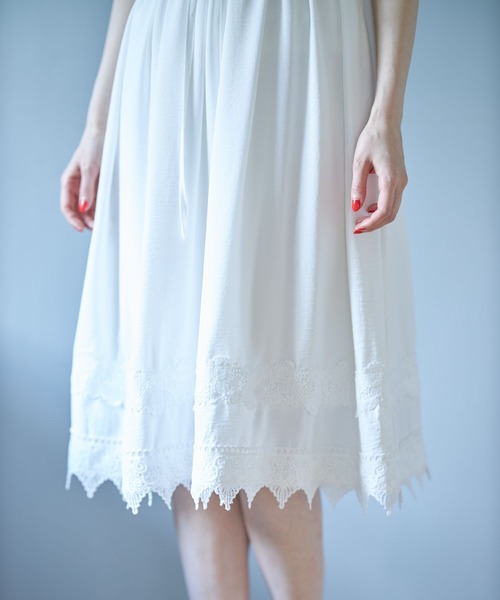 tocco closet（トッコ　クローゼット）の「ウエストりぼん付き肩フリルレース装飾シフォンワンピース（ワンピース・レディース・ホワイト/ブラック・M）」の17枚目の写真