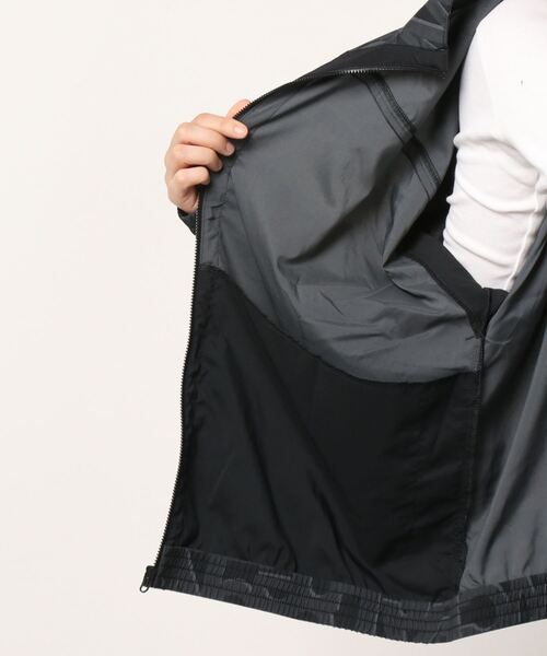 NEW BALANCE(ニューバランス)の「Relentless ストレッチウーブン プリンテッド ジャケット(ナイロンジャケット・レディース・ブラック×グレー/ブラック×ホワイト/ブルー系その他・SMALL/MEDIUM/LARGE/X-LARGE)」の6枚目の写真