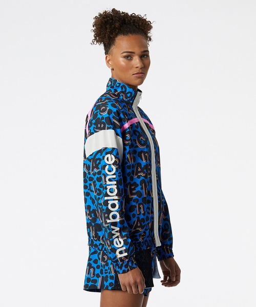 NEW BALANCE(ニューバランス)の「Relentless ストレッチウーブン プリンテッド ジャケット(ナイロンジャケット・レディース・ブラック×グレー/ブラック×ホワイト/ブルー系その他・SMALL/MEDIUM/LARGE/X-LARGE)」の5枚目の写真