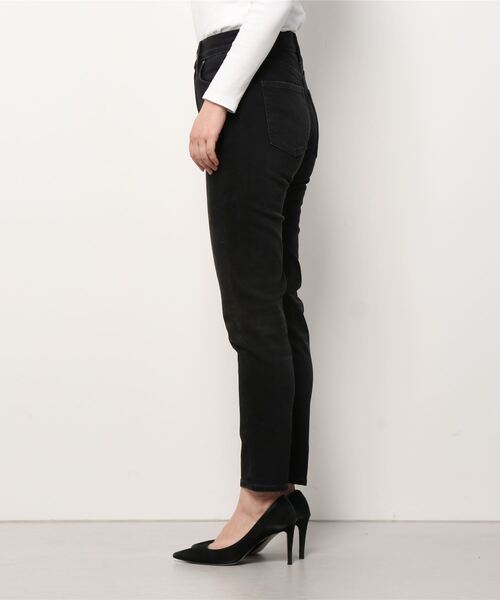 GAP（ギャップ）の「スカイハイライズ マムジーンズ（デニムパンツ・レディース・ダークブラック・27/26/25/28/29/23/24/30）」の9枚目の写真