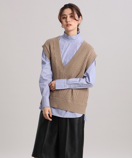 INED（イネド）の「深Vネックニットベスト（ベスト・レディース・ベージュ/その他/ブラック・9号）」の3枚目の写真