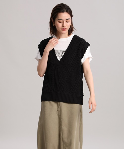INED（イネド）の「深Vネックニットベスト（ベスト・レディース・ベージュ/その他/ブラック・9号）」の6枚目の写真
