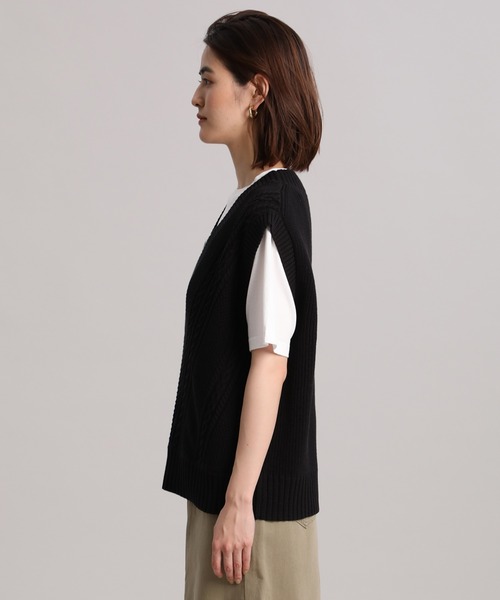 INED（イネド）の「深Vネックニットベスト（ベスト・レディース・ベージュ/その他/ブラック・9号）」の9枚目の写真