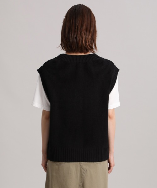 INED（イネド）の「深Vネックニットベスト（ベスト・レディース・ベージュ/その他/ブラック・9号）」の4枚目の写真