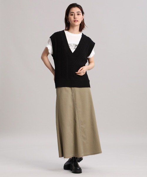 INED（イネド）の「深Vネックニットベスト（ベスト・レディース・ベージュ/その他/ブラック・9号）」の14枚目の写真