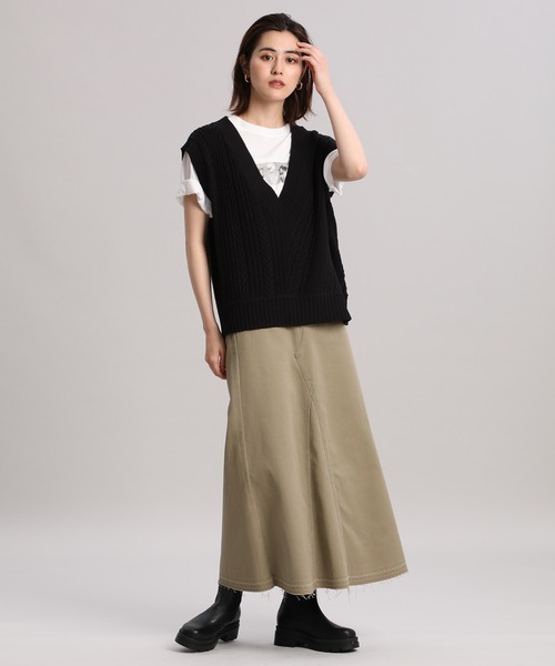 INED（イネド）の「深Vネックニットベスト（ベスト・レディース・ベージュ/その他/ブラック・9号）」の5枚目の写真