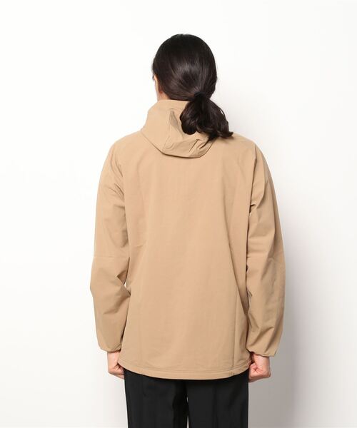 HAGLOFS（ホグロフス）の「ソフトシェル アノラック(2021年NEWモデル)（ナイロンジャケット・メンズ・ベージュ・L/S/M）」の2枚目の写真