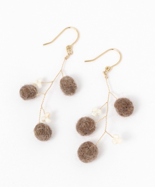 studio CLIP(スタディオクリップ)の「フェルトボールワイヤーピアス(ピアス(両耳用)・レディース・イエロー/カーキ/ブラウン・FREE)」の1枚目の写真