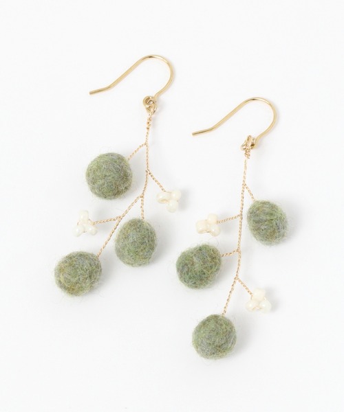 studio CLIP(スタディオクリップ)の「フェルトボールワイヤーピアス(ピアス(両耳用)・レディース・イエロー/カーキ/ブラウン・FREE)」の2枚目の写真