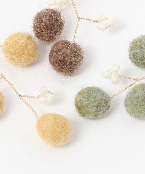 studio CLIP(スタディオクリップ)の「フェルトボールワイヤーピアス(ピアス(両耳用)・レディース・イエロー/カーキ/ブラウン・FREE)」の4枚目の写真