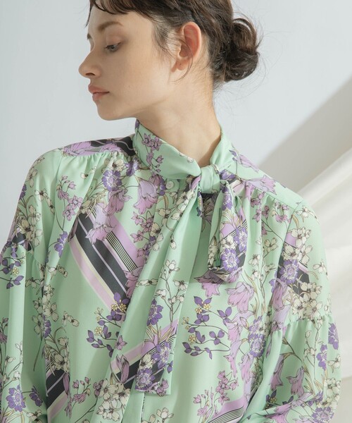 【新品】グレースコンチネンタル 花柄 プリーツ ブラウス M 上品 きれいめ GRACE CONTINENTAL（グレースコンチネンタル）の「フラワーライン