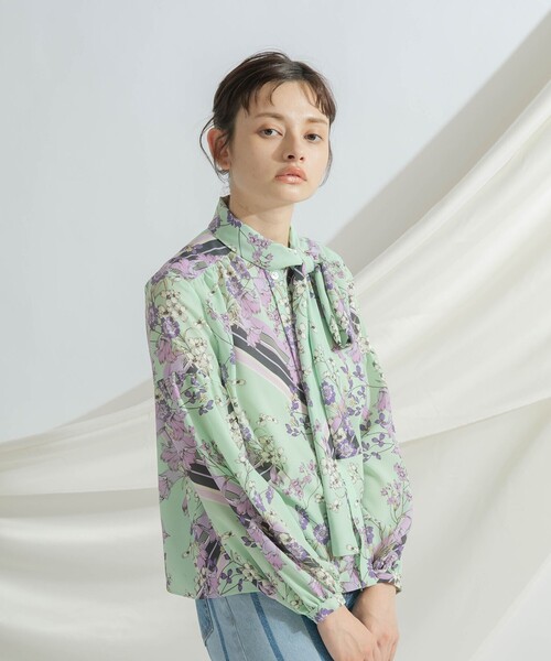 GRACE CONTINENTAL（グレースコンチネンタル）の「フラワーラインプリントトップ（シャツ/ブラウス・レディース・ライトグリーン/ネイビー・36）」の4枚目の写真