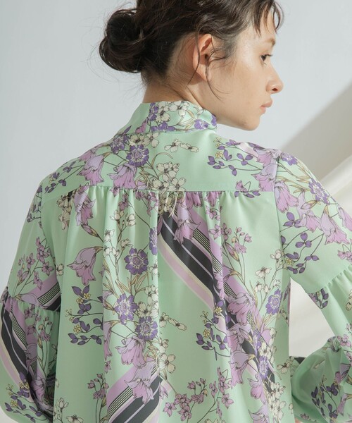 GRACE CONTINENTAL（グレースコンチネンタル）の「フラワーラインプリントトップ（シャツ/ブラウス・レディース・ライトグリーン/ネイビー・36）」の5枚目の写真