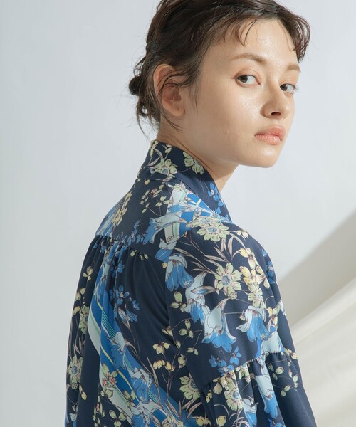 GRACE CONTINENTAL（グレースコンチネンタル）の「フラワーラインプリントトップ（シャツ/ブラウス・レディース・ライトグリーン/ネイビー・36）」の12枚目の写真