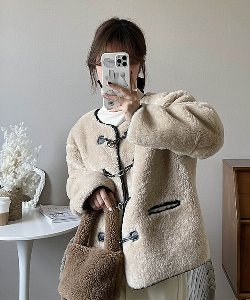 aimoha（アイモハ）の「レトロモフモフノーカラージャケット (AW)（ノーカラージャケット・レディース・ホワイト/キャメル・MEDIUM/LARGE）」の11枚目の写真