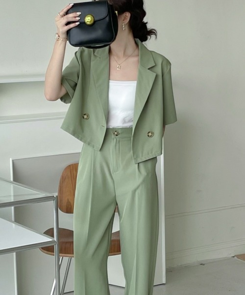 emi+（エミプラス）の「ショートテーラーサマージャケット＋センタープレスセミワイドパンツ　セットアップ（テーラードジャケット・レディース・ブラック/カーキ/ベージュ/チャコールグレー/ブラウン・M/L/S）」の5枚目の写真