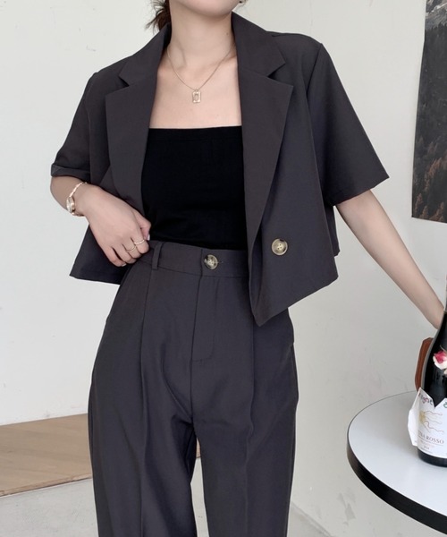emi+（エミプラス）の「ショートテーラーサマージャケット＋センタープレスセミワイドパンツ　セットアップ（テーラードジャケット・レディース・ブラック/カーキ/ベージュ/チャコールグレー/ブラウン・M/L/S）」の3枚目の写真