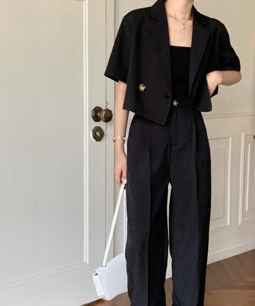 emi+（エミプラス）の「ショートテーラーサマージャケット＋センタープレスセミワイドパンツ　セットアップ（テーラードジャケット・レディース・ブラック/カーキ/ベージュ/チャコールグレー/ブラウン・M/L/S）」の2枚目の写真